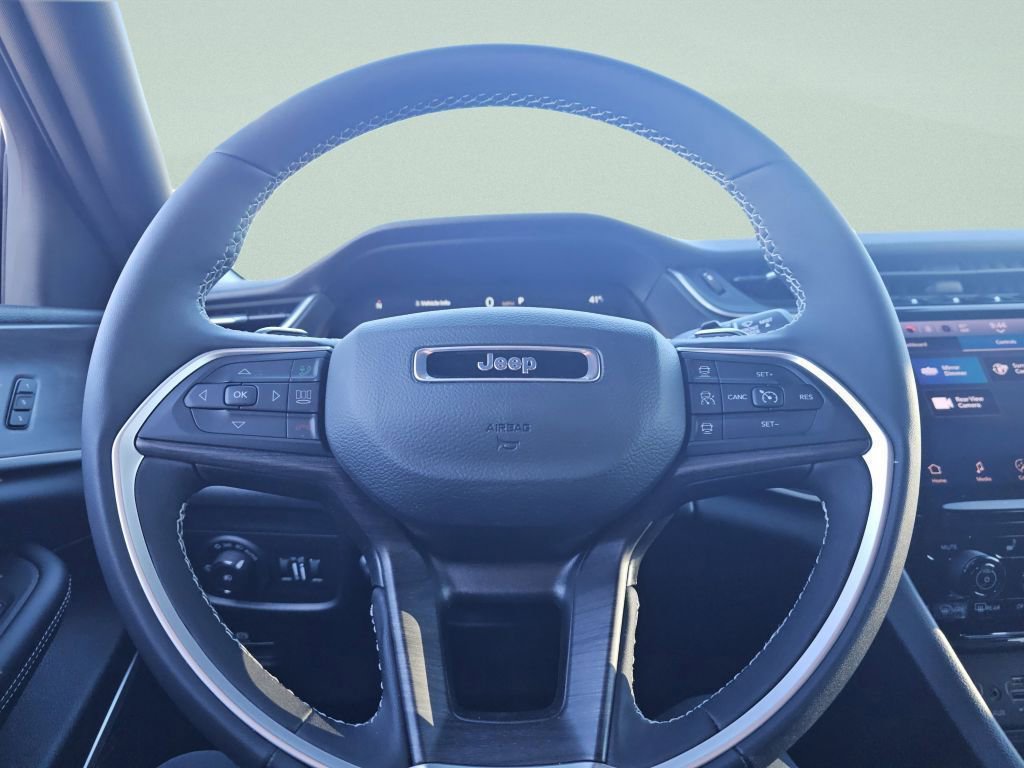 Used 2025 Jeep Grand Cherokee Limited w/ Luxury Tech Group II image 32