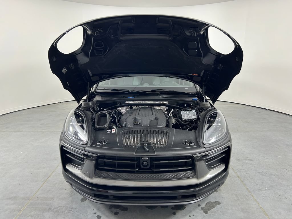 Certified 2025 Porsche Macan AWD/4WD image 29