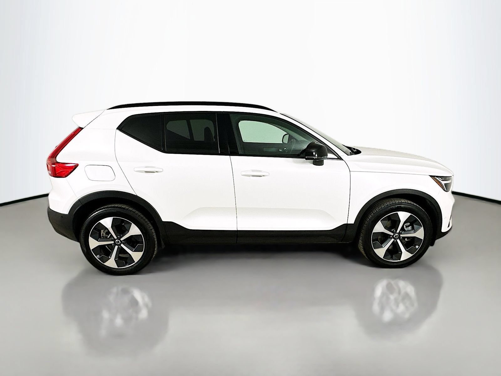 Used 2026 Volvo XC40 B5 Plus AWD/4WD image 4