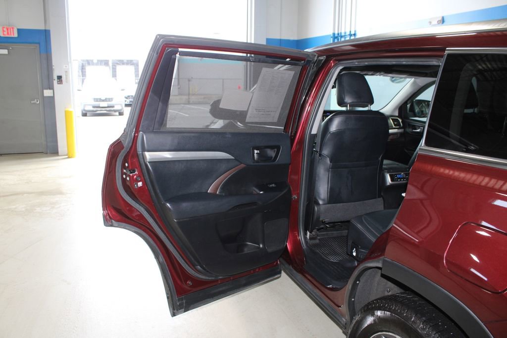Used 2019 Toyota Highlander XLE image 16