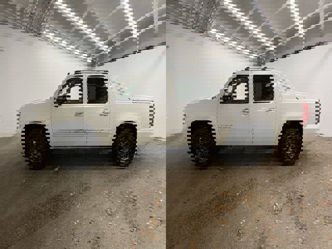 Used 2012 Chevrolet Avalanche LTZ image 3