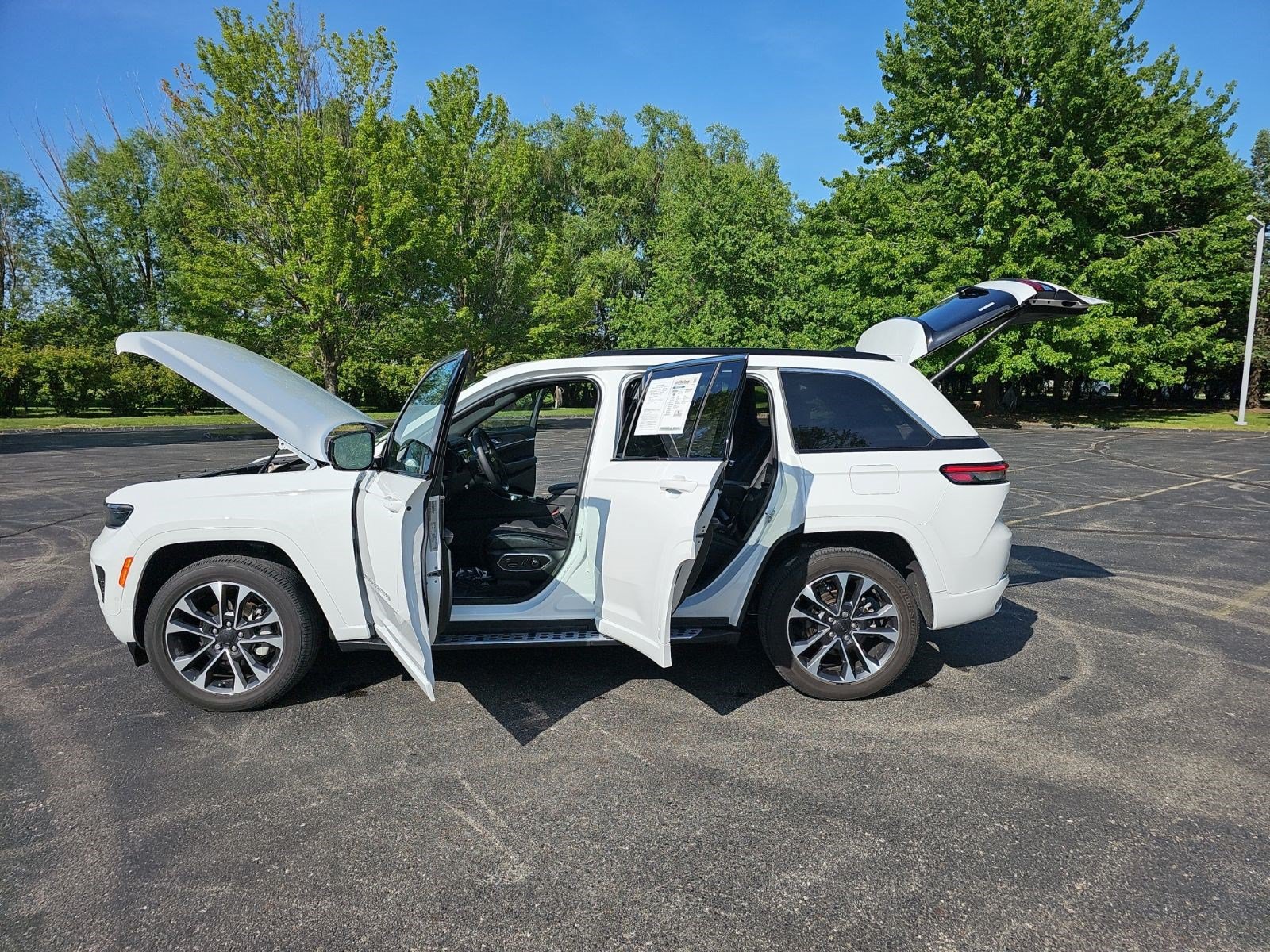 Used 2024 Jeep Grand Cherokee Overland w/ Luxury Tech Group IV AWD/4WD image 20