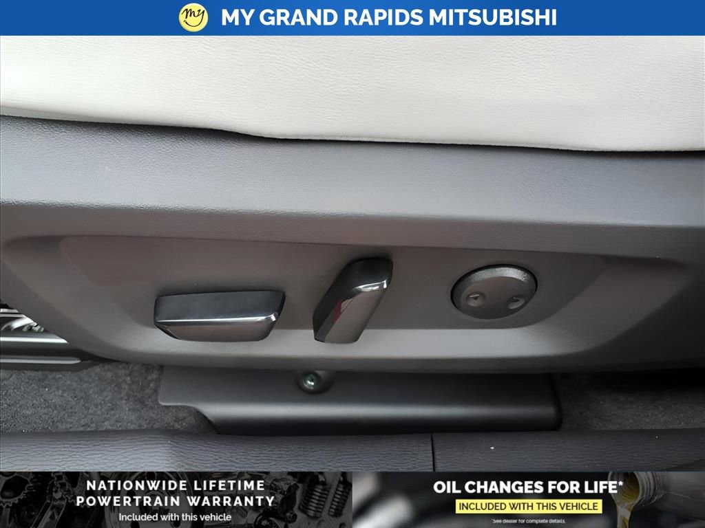 New 2025 Mitsubishi Outlander SE image 14