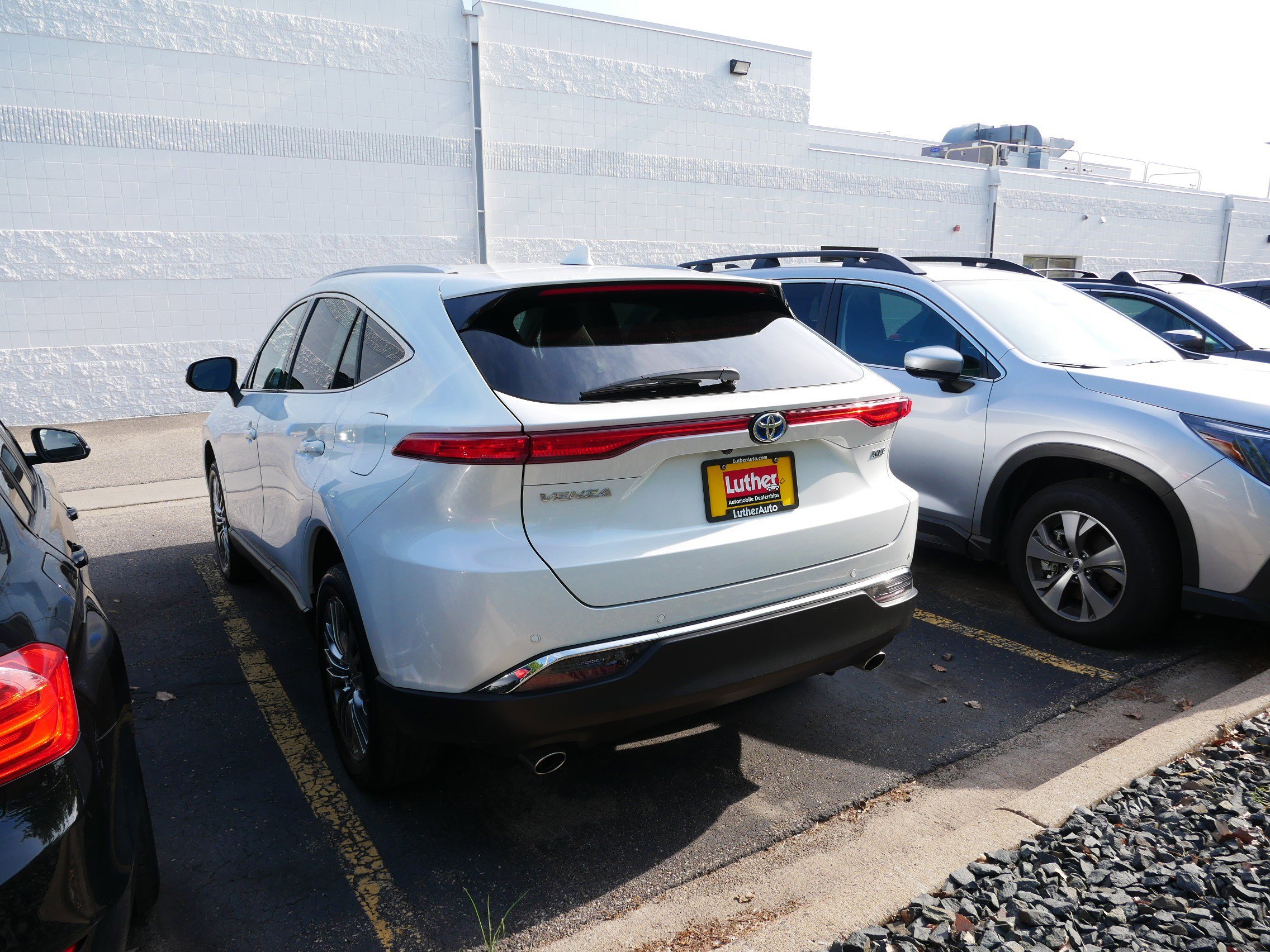 Used 2023 Toyota Venza XLE AWD/4WD image 4