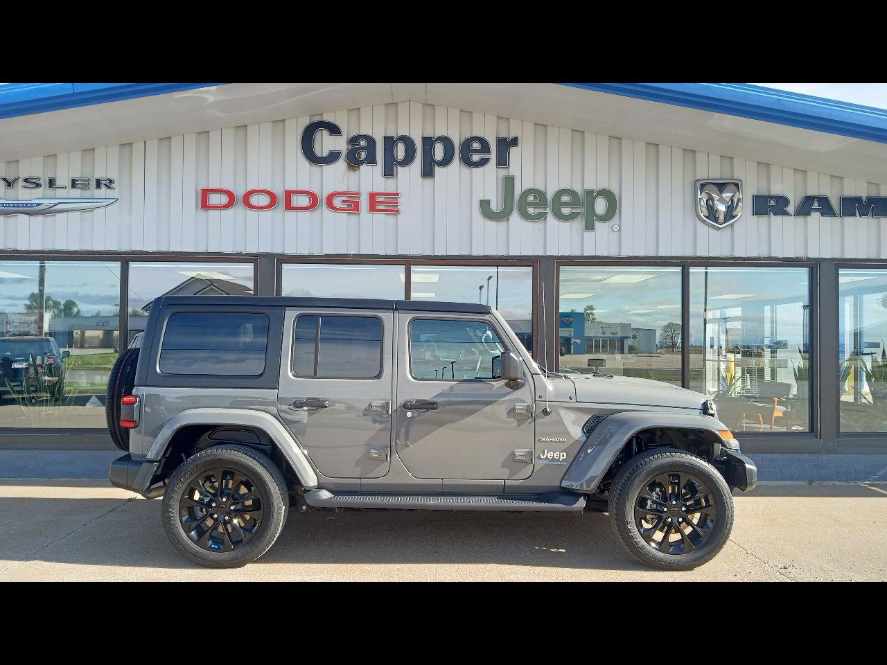Used 2023 Jeep Wrangler Sahara w/ Cold Weather Group AWD/4WD image 1
