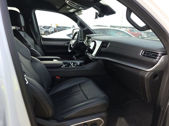 Used 2025 Jeep Wagoneer L Series II image 2