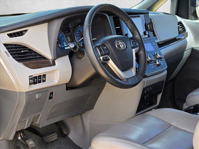 Used 2017 Toyota Sienna XLE Premium image 9