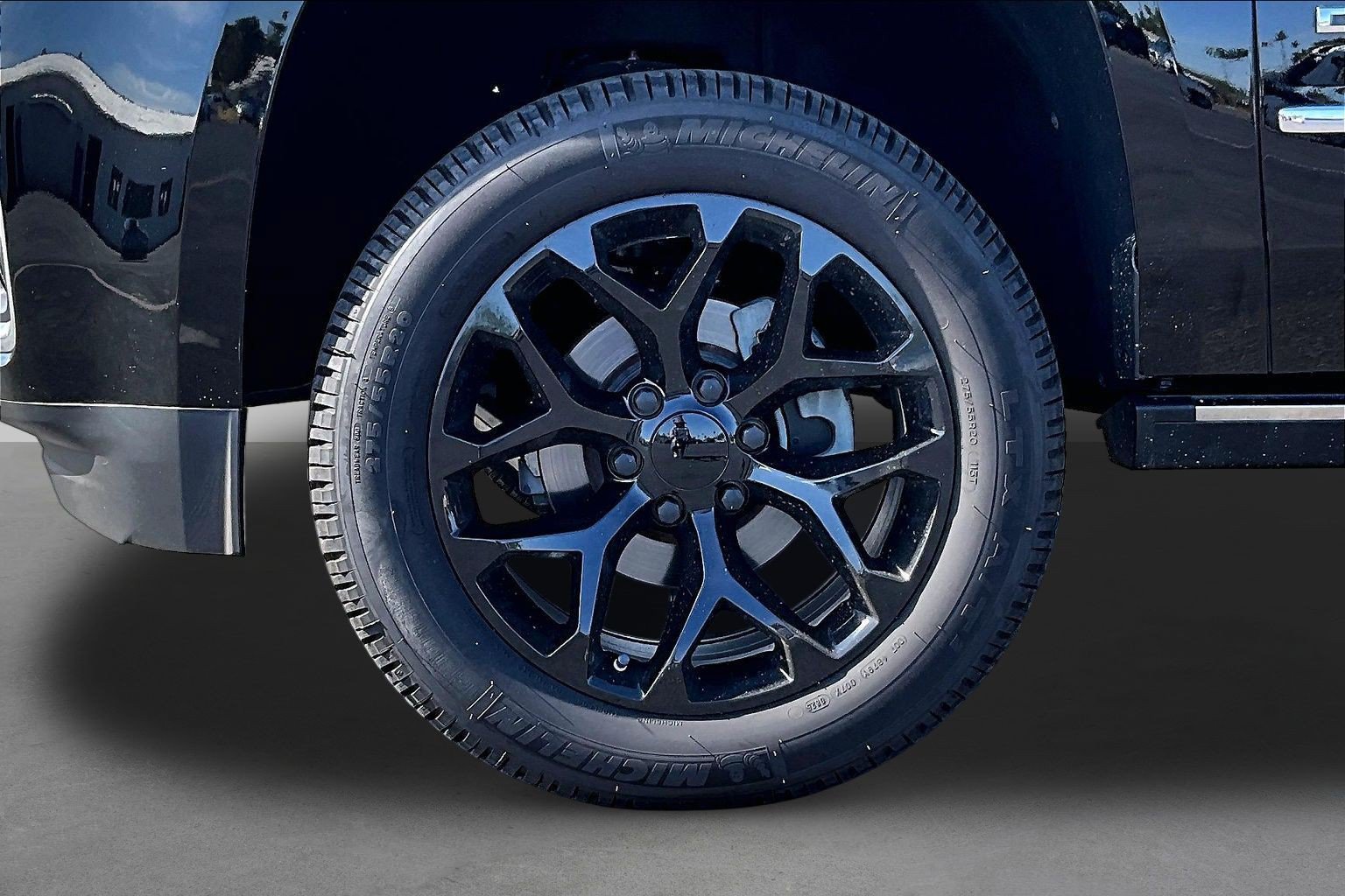 Used 2015 GMC Yukon Denali w/ Premium Package AWD/4WD image 8