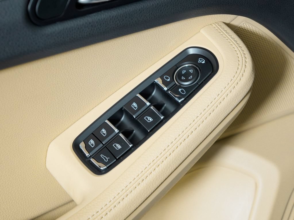 Certified 2024 Porsche Macan w/ Premium Plus Package AWD/4WD image 19