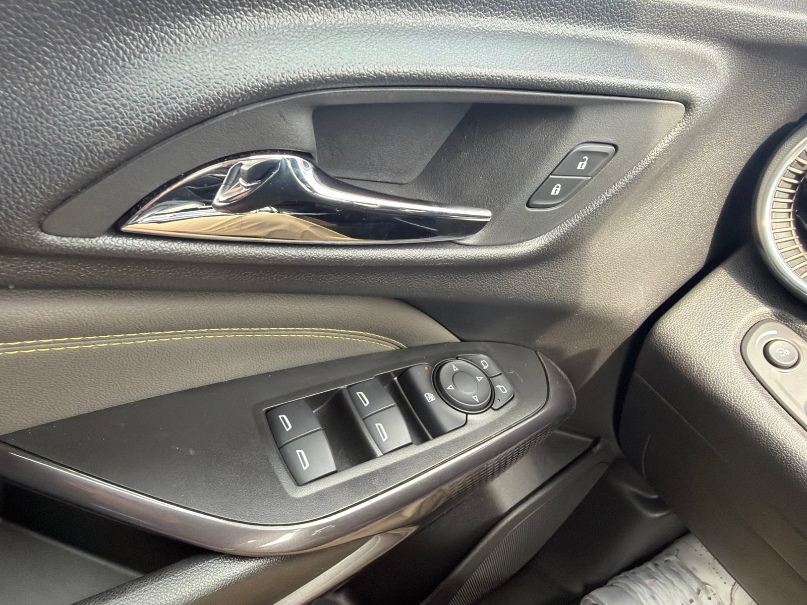 Used 2026 Chevrolet Trax ACTIV w/ Sunroof Package FWD image 19