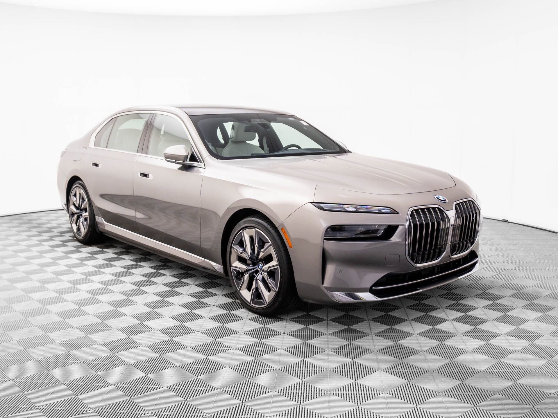 Used 2023 BMW i7 xDrive60 w/ Executive Package 2 image 7