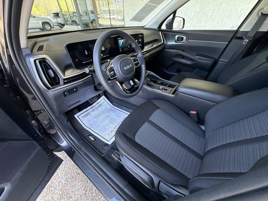 Used 2025 Kia Sorento LX image 10