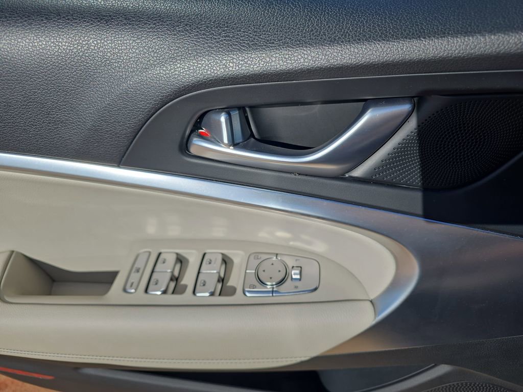 Used 2025 Genesis G70 2.5T image 28