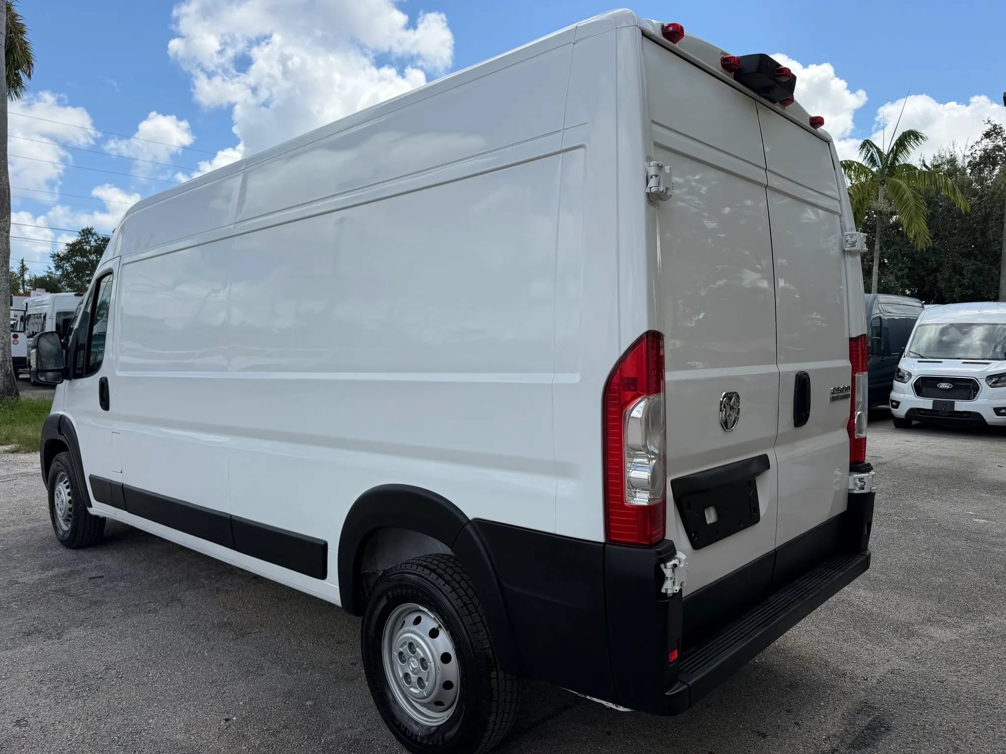 Used 2024 RAM ProMaster 2500 w/ Convenience Group FWD image 3