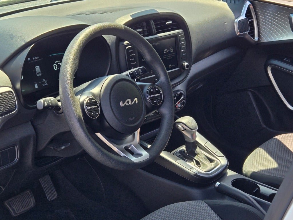Used 2025 Kia Soul LX w/ LX Technology Package FWD image 22