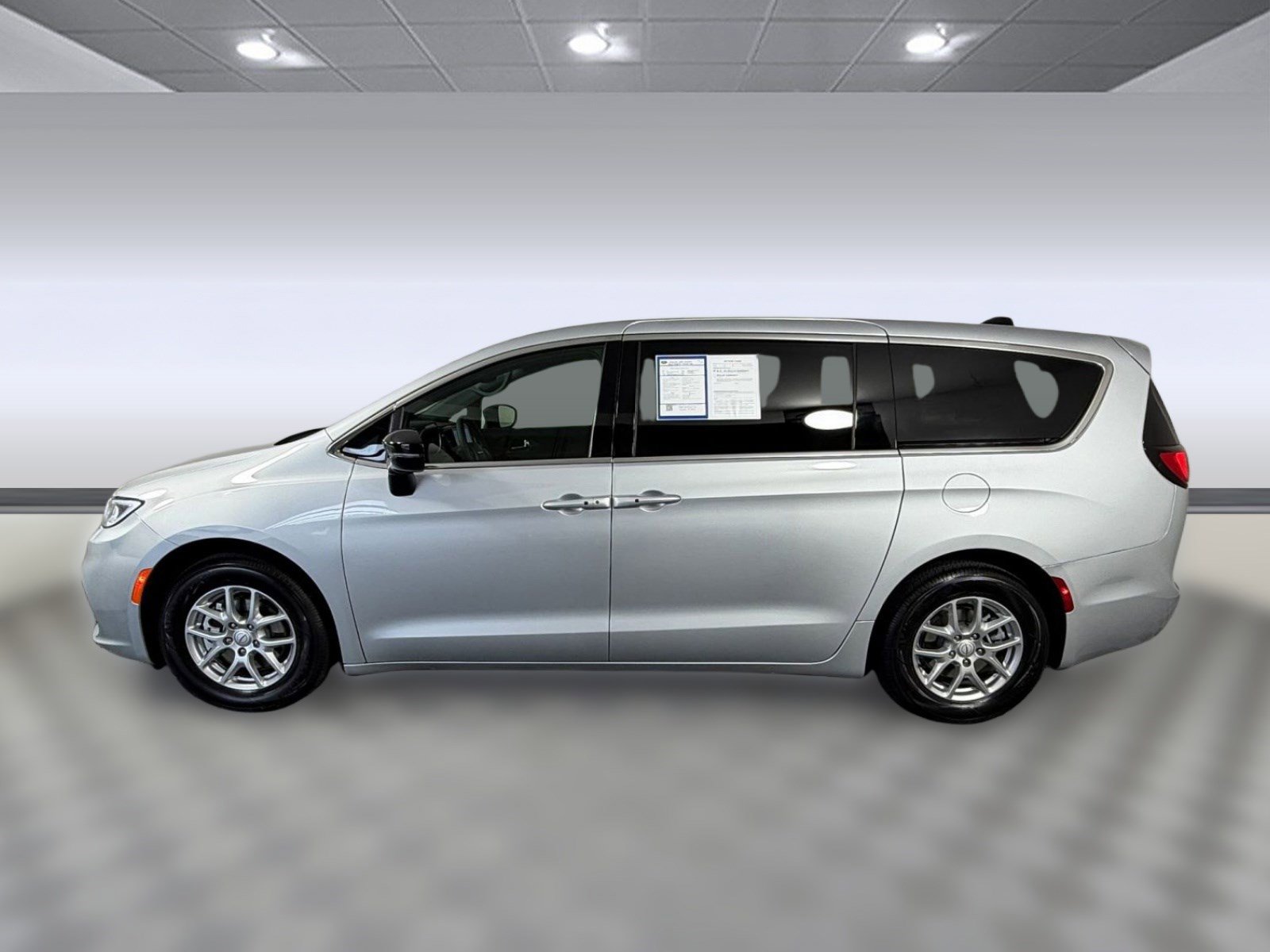 Used 2026 Chrysler Pacifica Select image 2