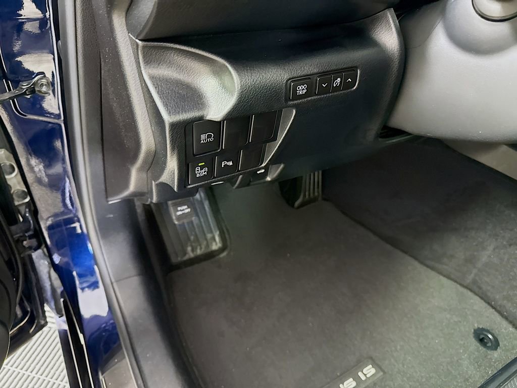 Used 2017 Lexus IS 200t RWD image 10