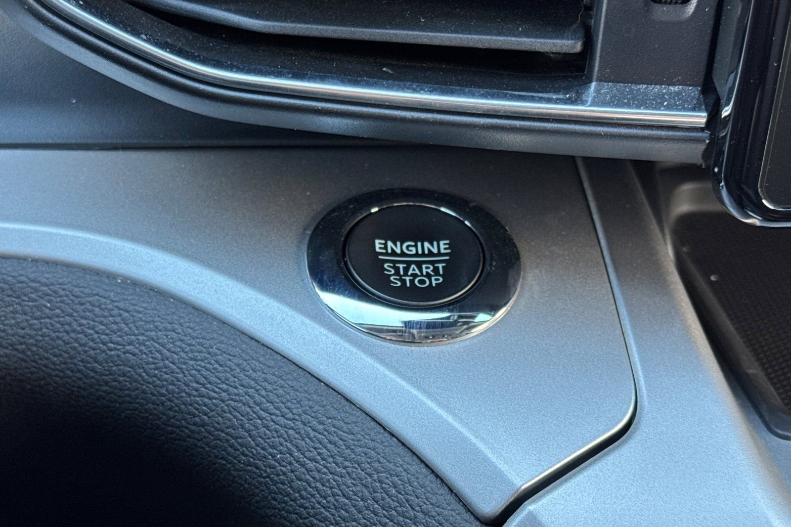 Used 2022 Ford Explorer XLT w/ Equipment Group 202A image 24