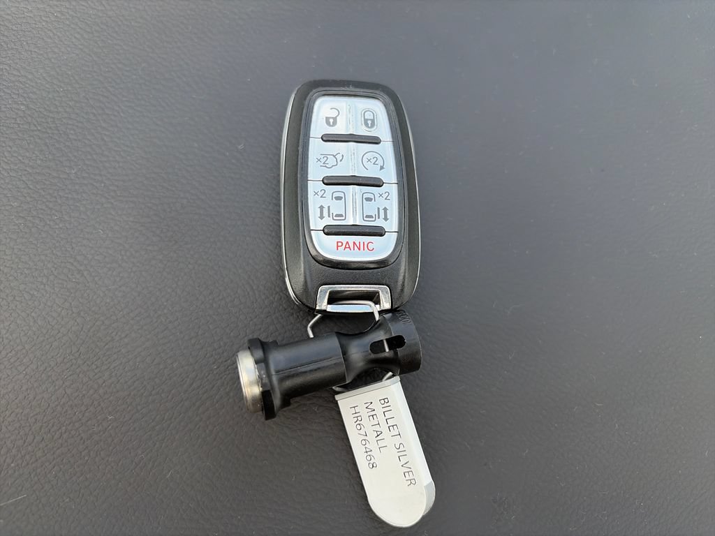Used 2017 Chrysler Pacifica Touring-L w/ Tire & Wheel Group FWD image 38