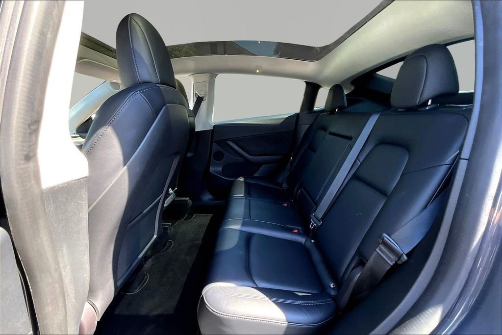 Used 2022 Tesla Model Y Long Range image 21