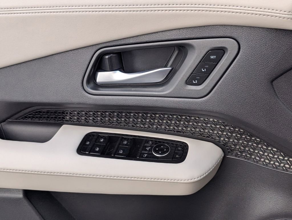 Used 2025 Nissan Ariya FWD image 21