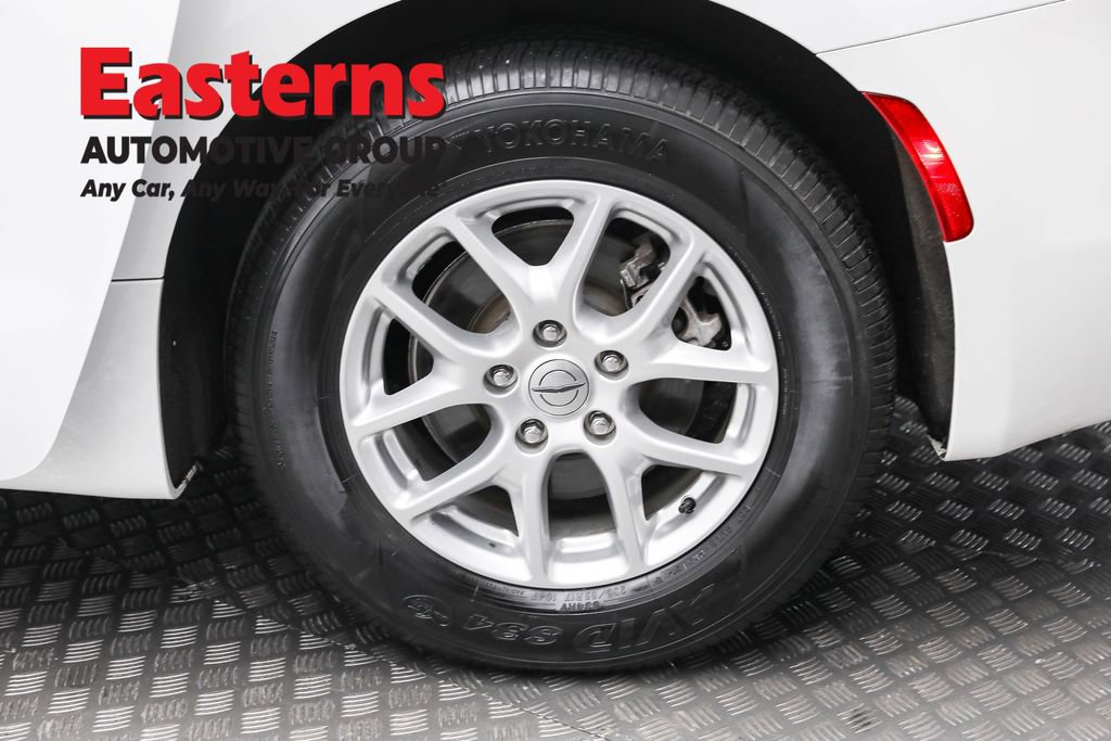 Used 2022 Chrysler Voyager LX image 8