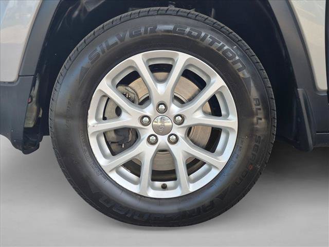 Used 2016 Jeep Cherokee Latitude w/ Comfort/Convenience Group AWD/4WD image 24