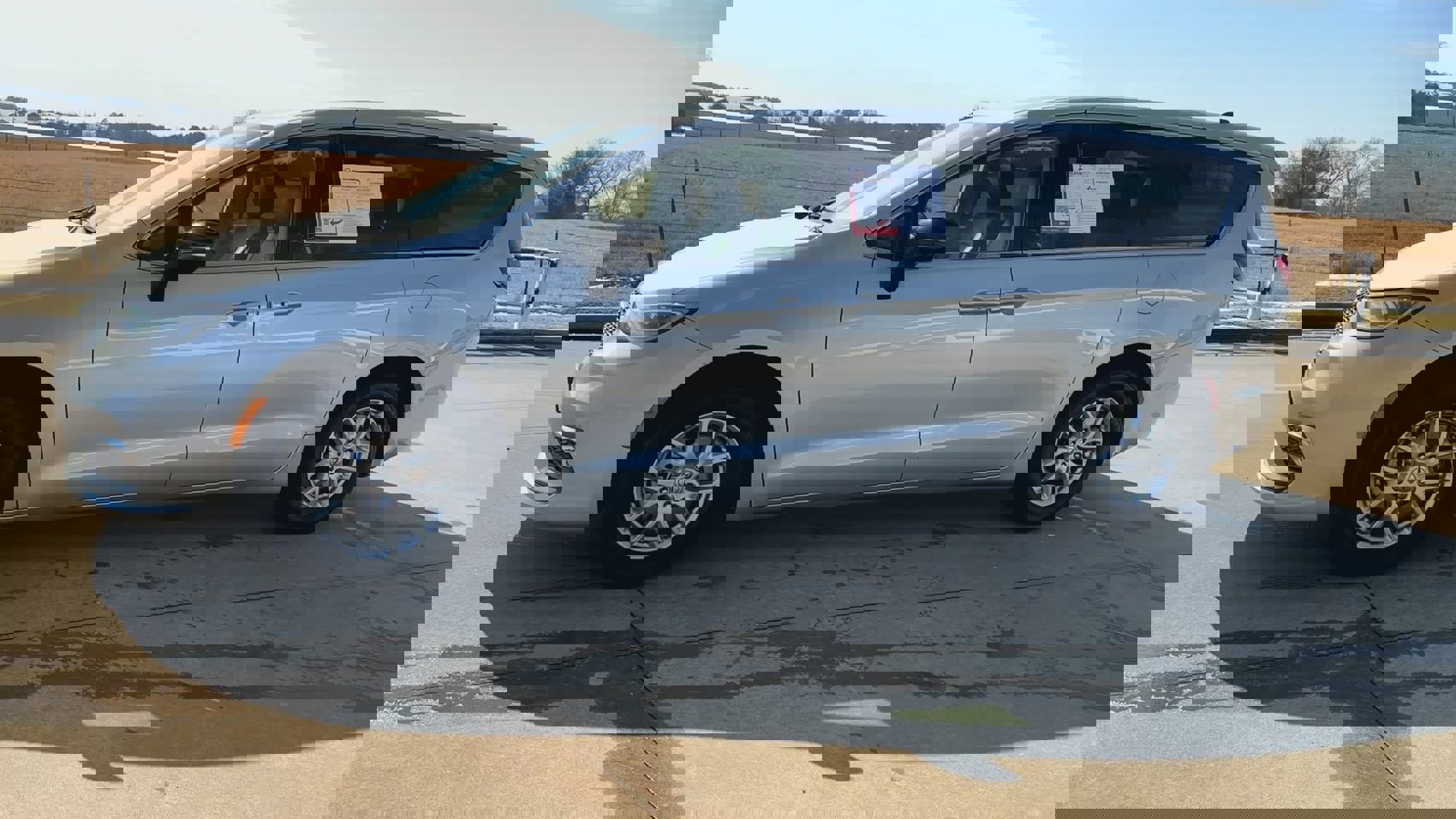 Used 2024 Chrysler Pacifica Touring-L image 4