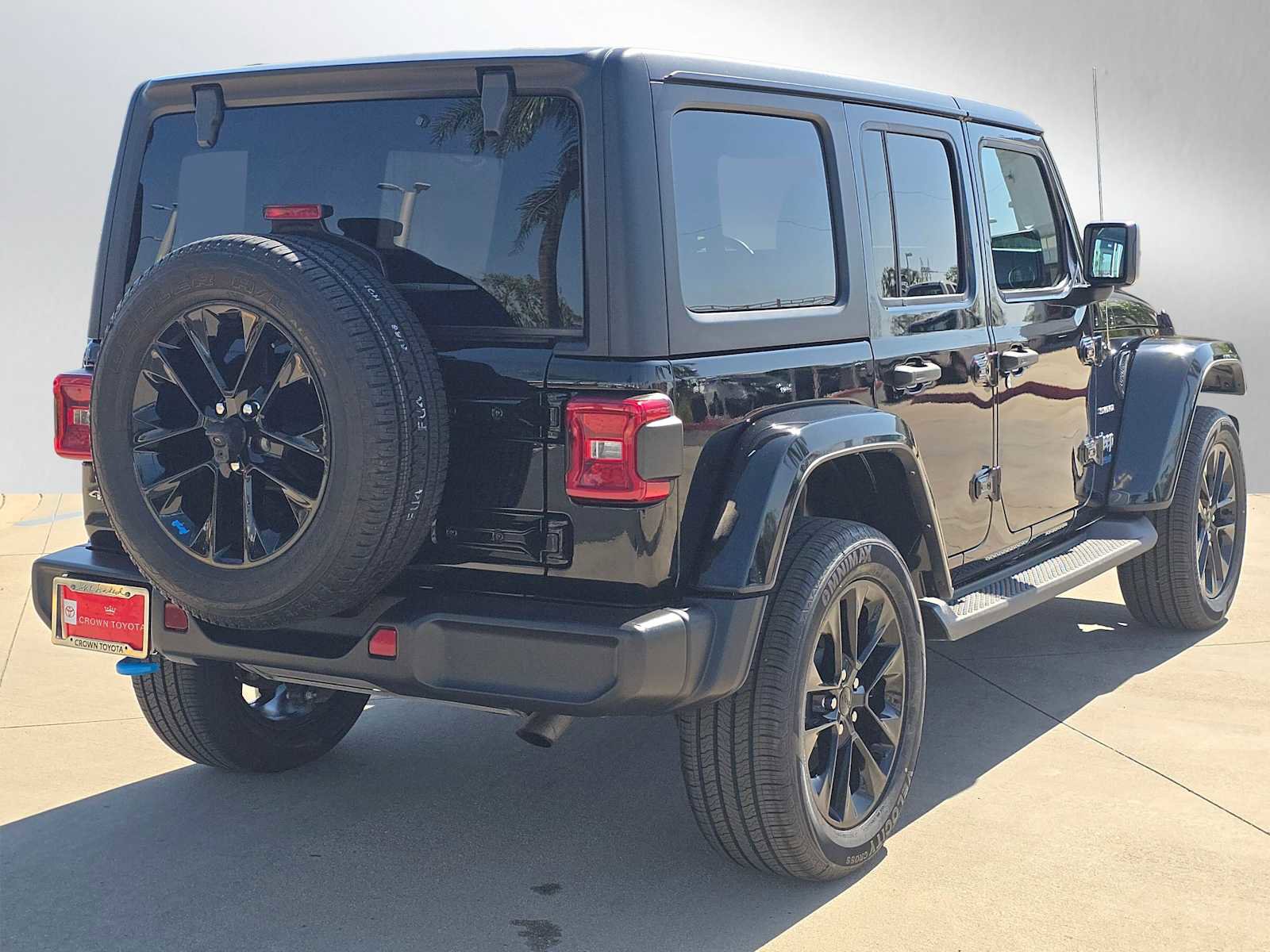 Used 2022 Jeep Wrangler Unlimited Sahara AWD/4WD image 3