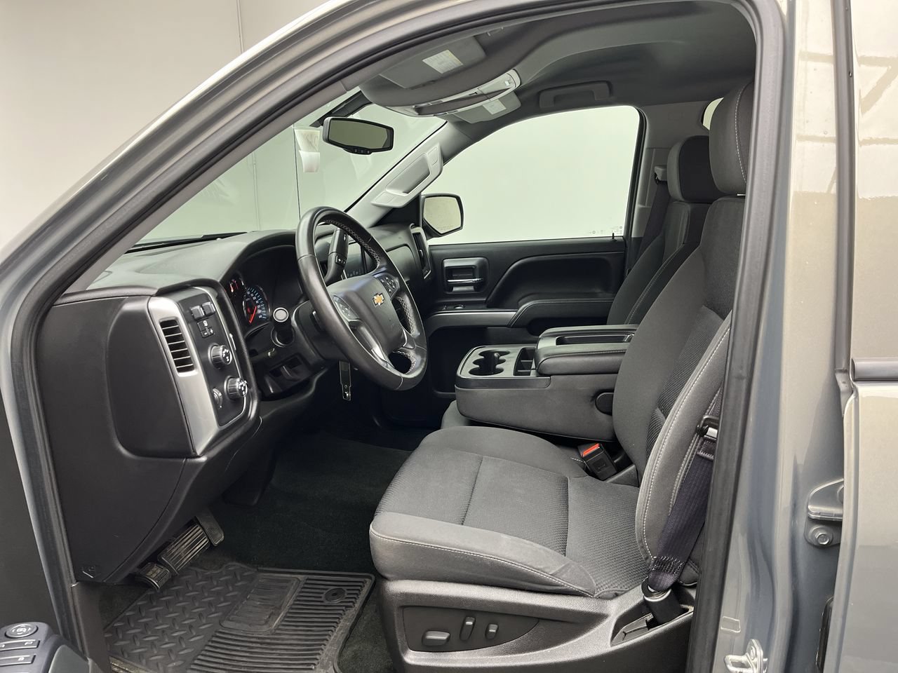 Used 2017 Chevrolet Silverado 1500 LT w/ All Star Edition AWD/4WD image 3