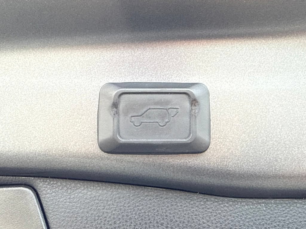 Used 2021 Toyota RAV4 XLE w/ Convenience Package FWD image 17