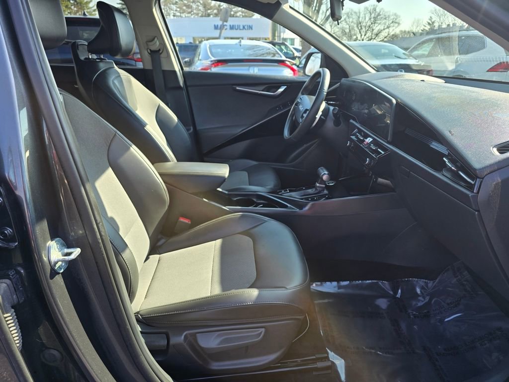 Used 2025 Kia Niro EX image 10