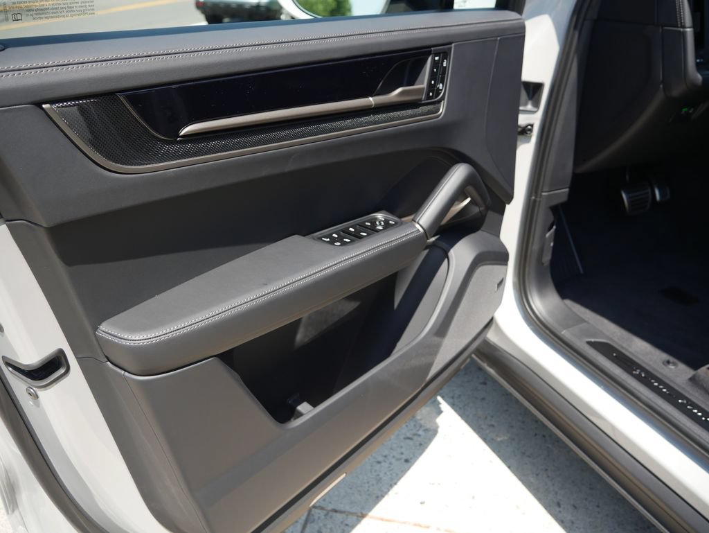 New 2026 Porsche Cayenne Turbo AWD/4WD image 4