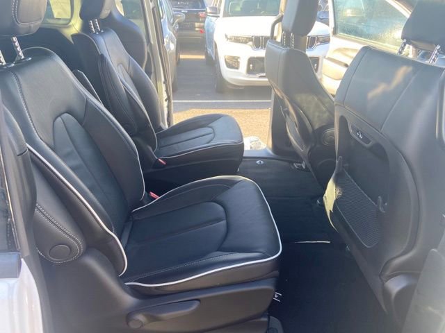 Used 2023 Chrysler Pacifica Limited w/ S Appearance Package FWD image 11