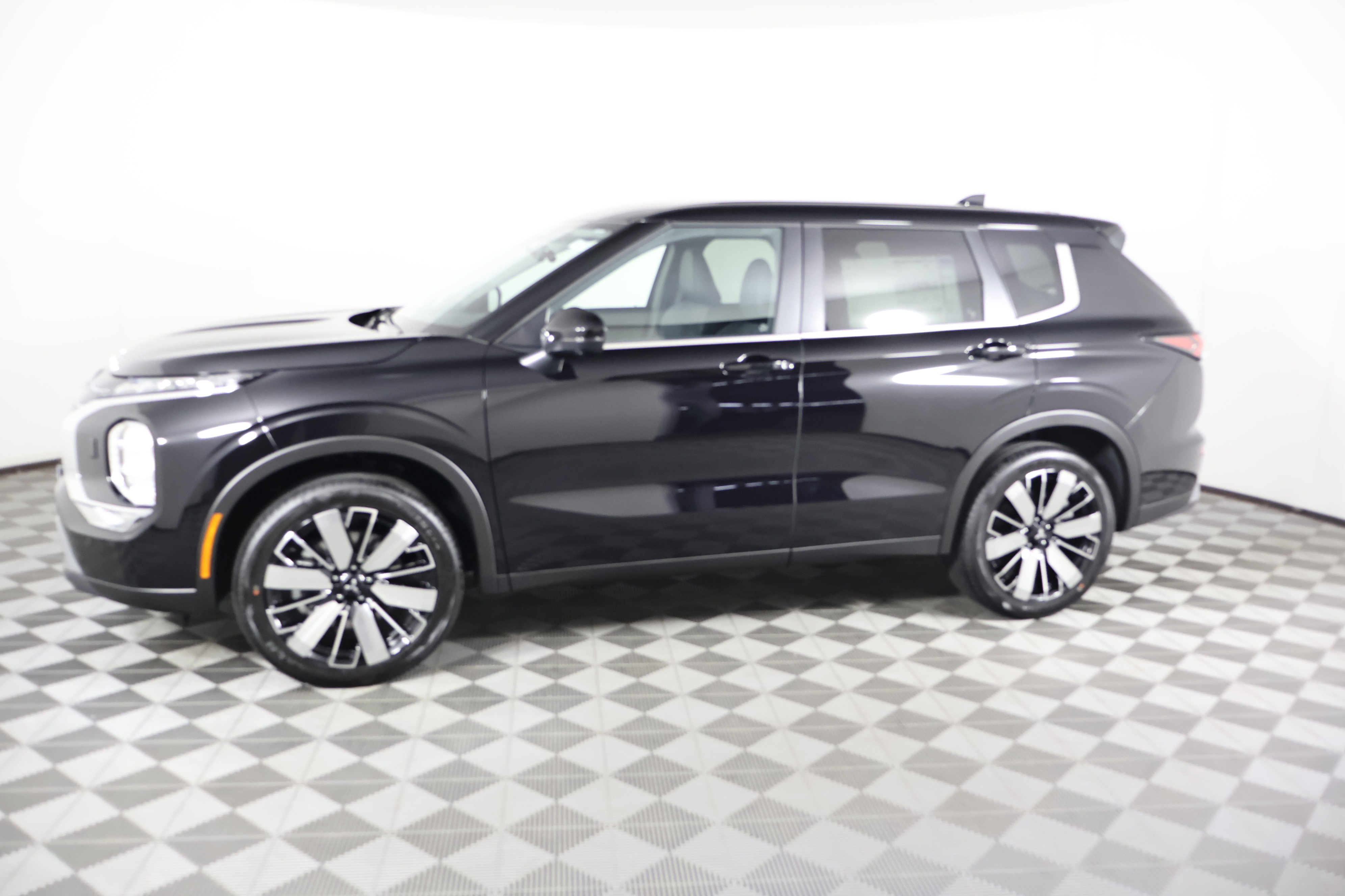 New 2026 Mitsubishi Outlander SE image 9