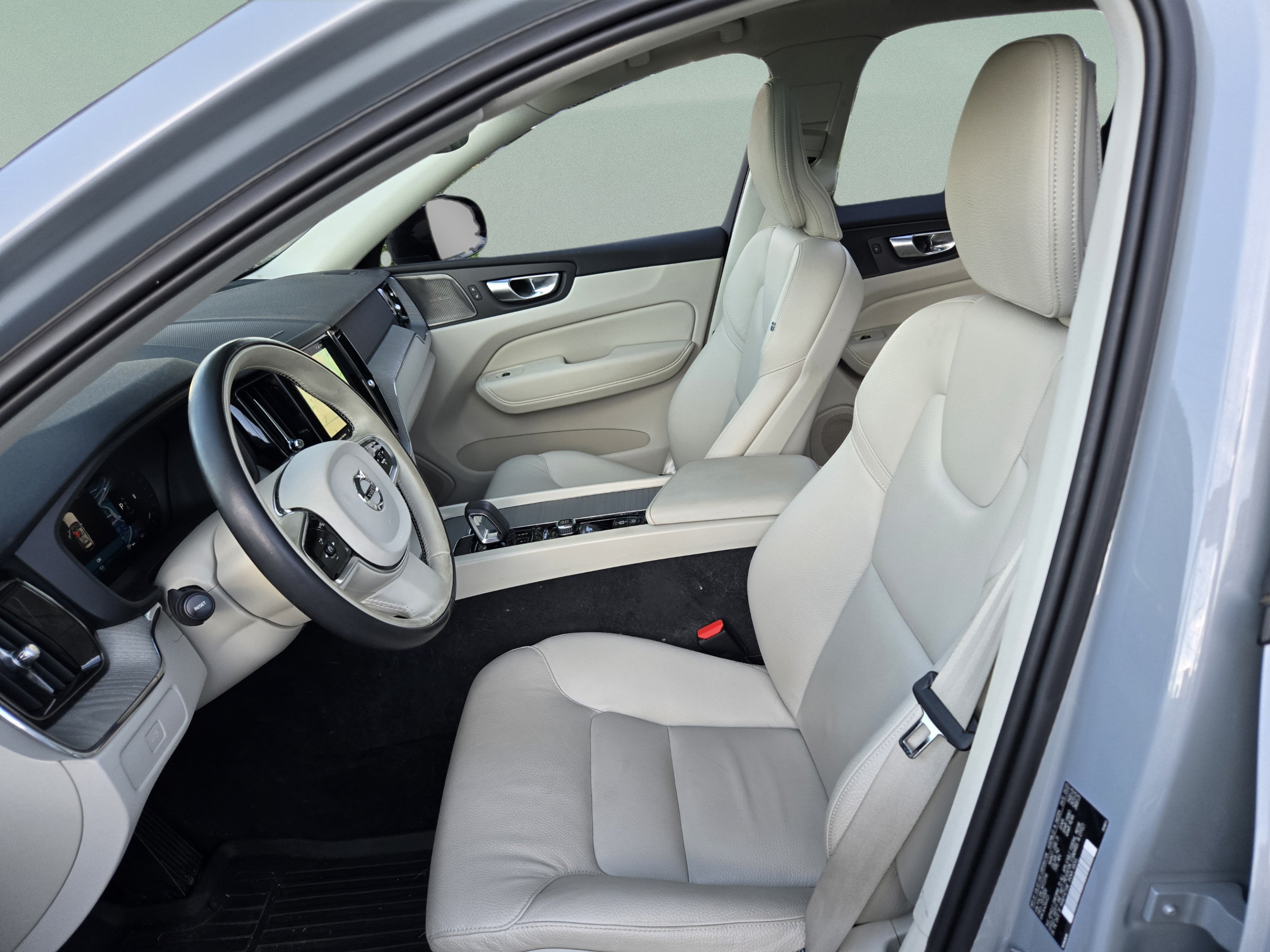 Used 2024 Volvo XC60 B5 Plus w/ Protection Package Premier AWD/4WD image 14