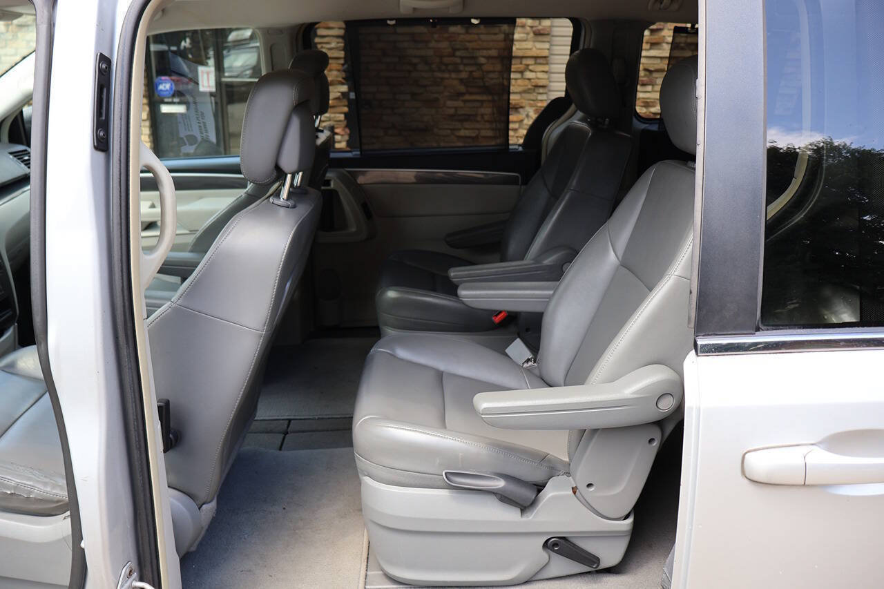 Used 2010 Volkswagen Routan SE FWD image 18