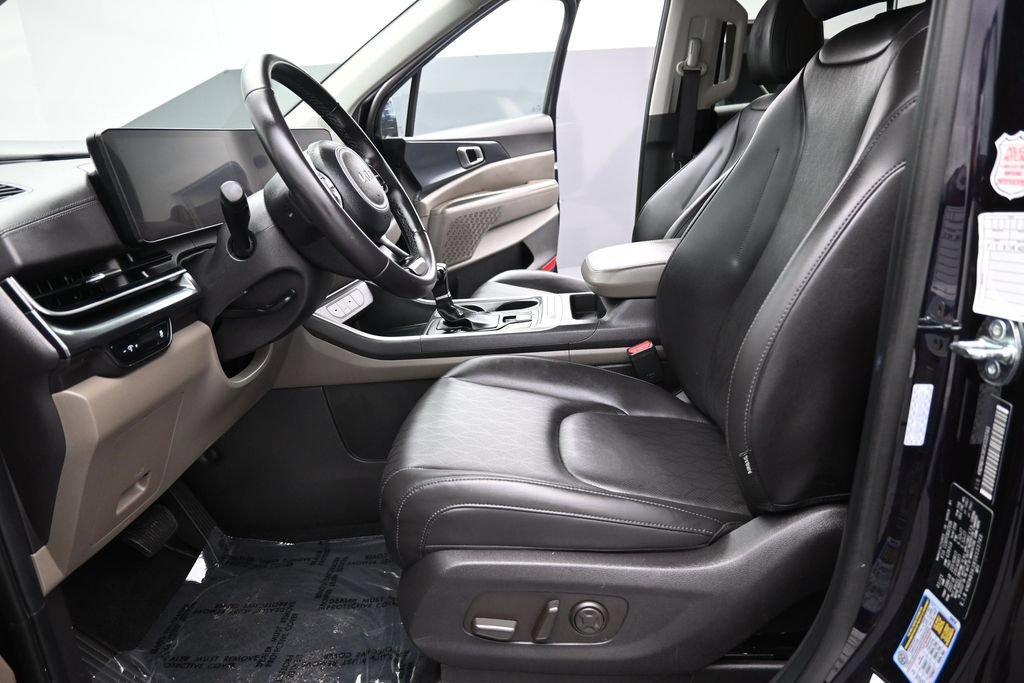 Used 2025 Kia Carnival FWD image 10