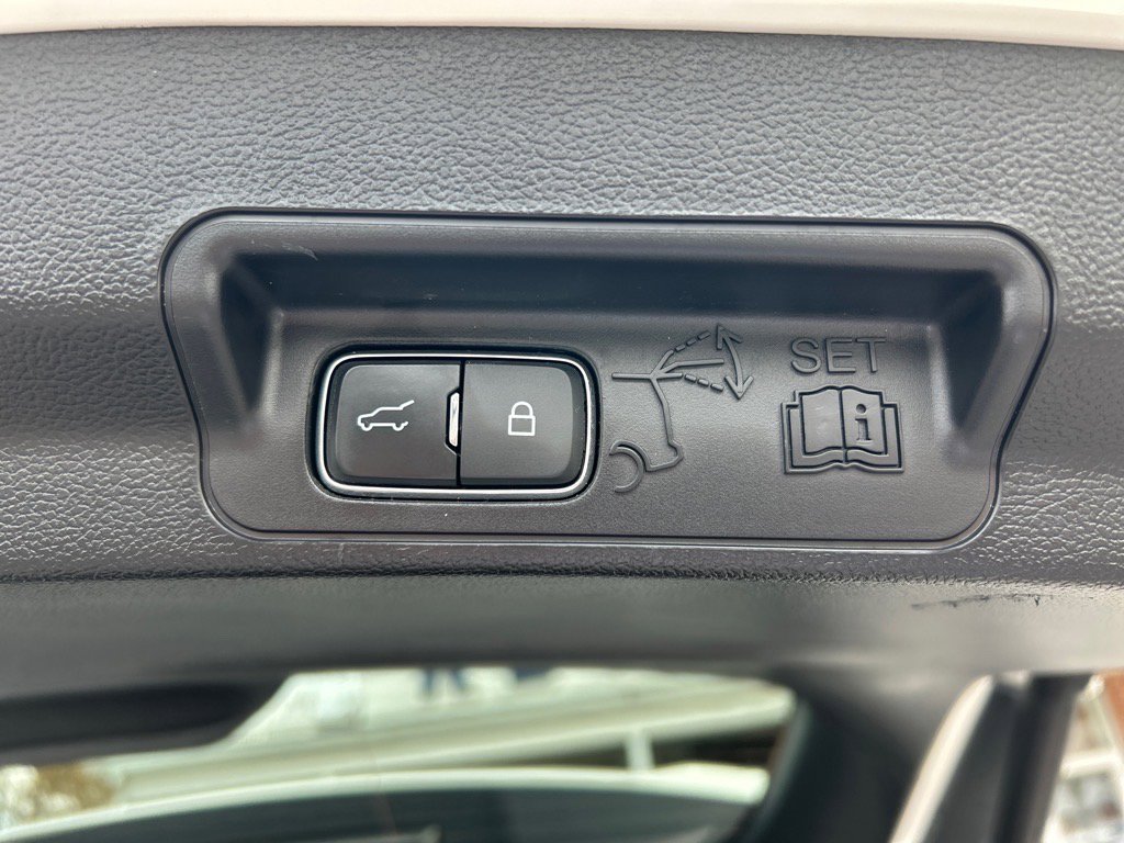 Used 2022 Ford Explorer XLT image 17