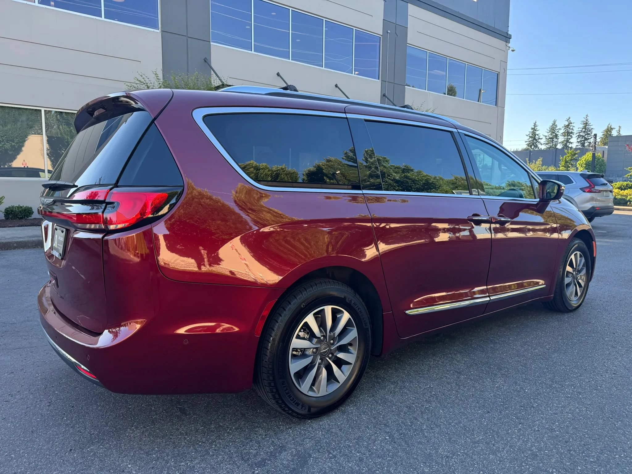 Used 2021 Chrysler Pacifica Limited w/ Premium & Safety Sphere Group FWD image 10