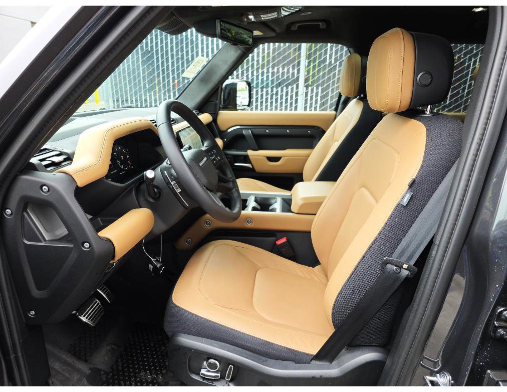 Used 2025 Land Rover Defender 130 V8 AWD/4WD image 7
