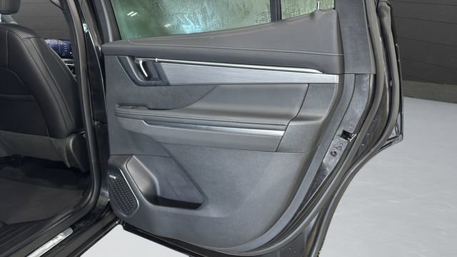 Used 2025 Buick Enclave Preferred AWD/4WD image 32