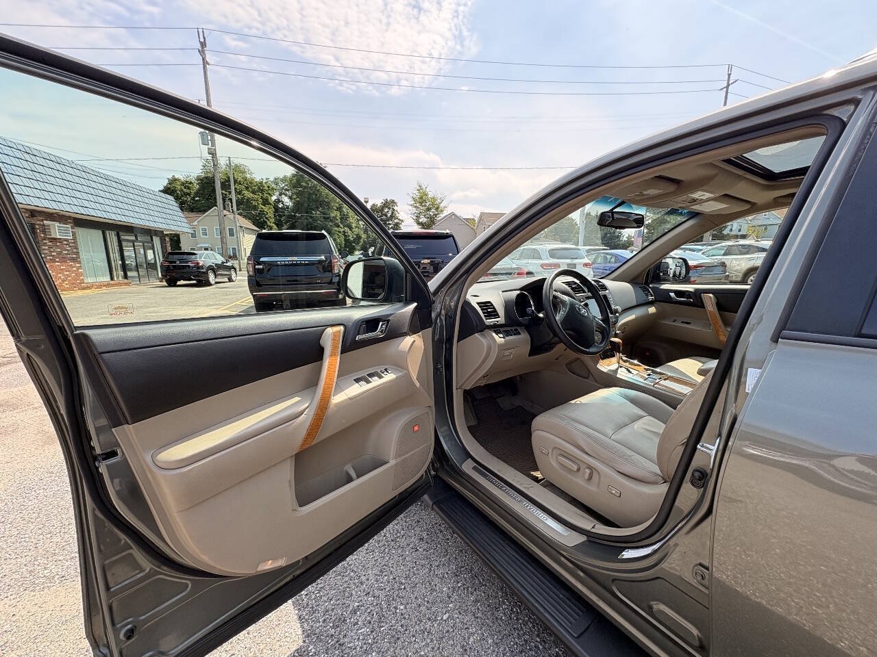 Used 2010 Toyota Highlander Limited AWD/4WD image 16