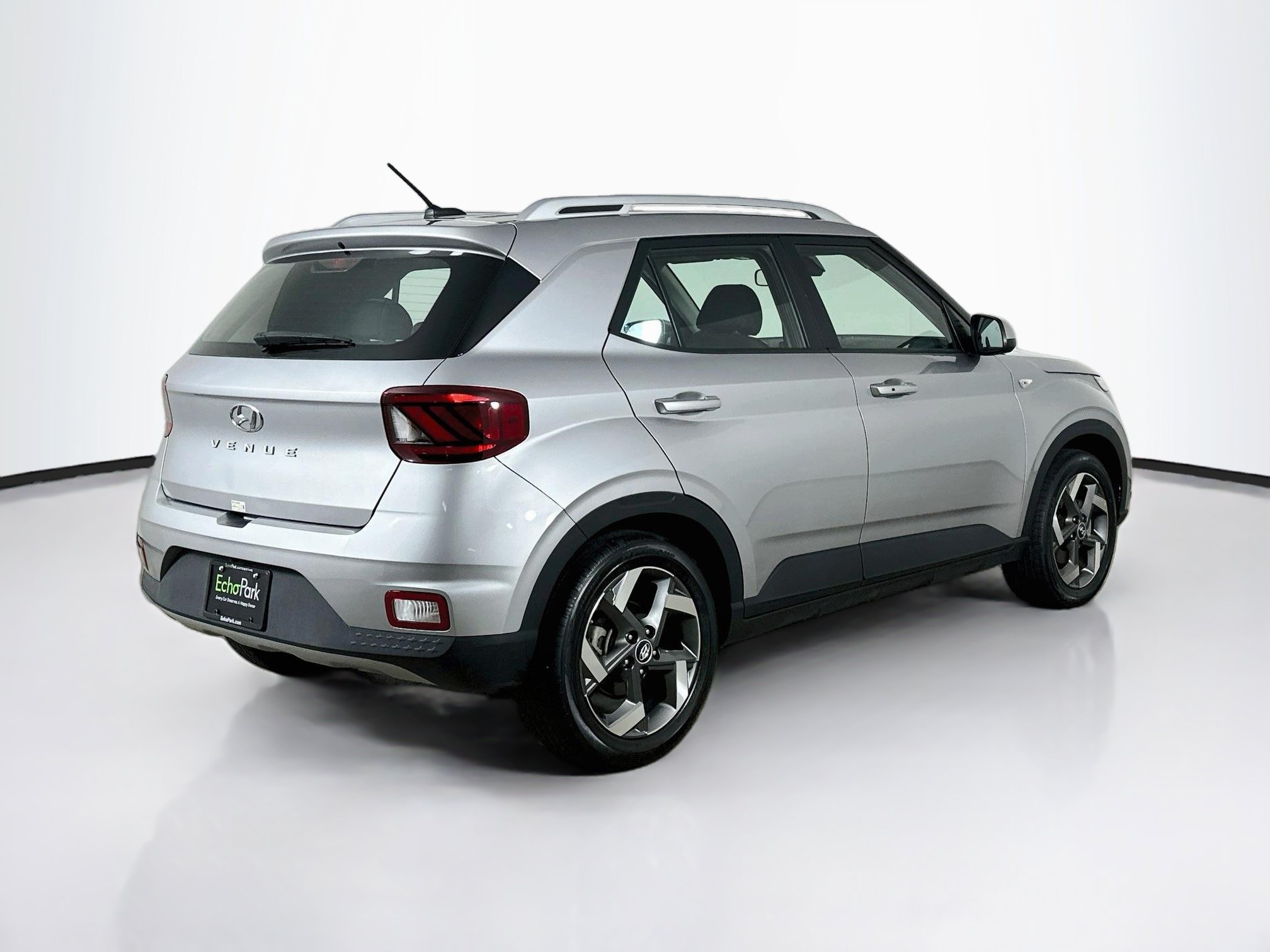 Used 2025 Hyundai Venue SEL FWD image 9