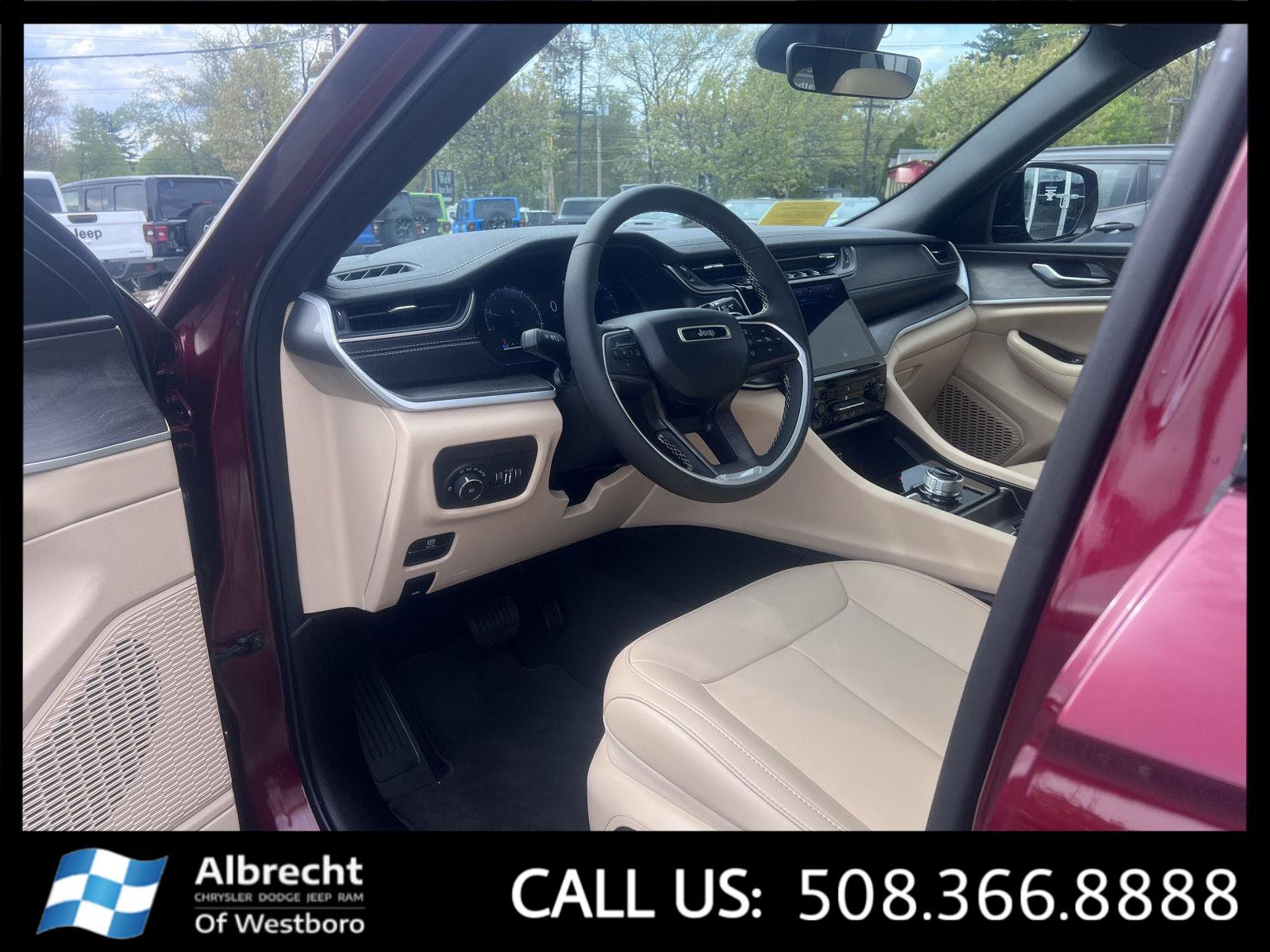 Used 2025 Jeep Grand Cherokee Limited AWD/4WD image 9