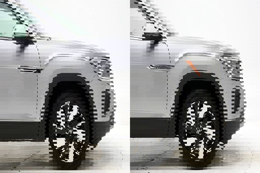 Used 2025 Volkswagen Atlas Cross Sport SE image 4