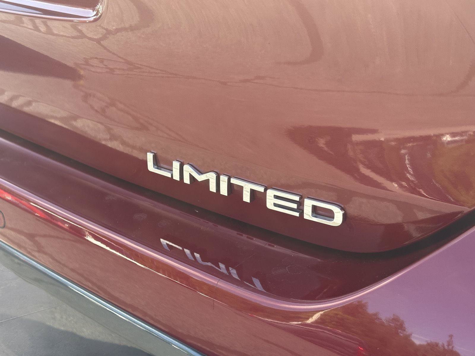 Used 2023 Toyota Highlander Limited FWD image 10