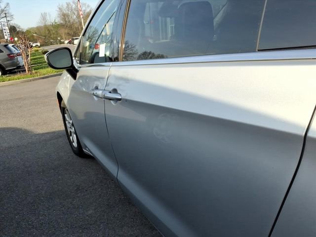 Used 2023 Chrysler Pacifica Touring-L image 11