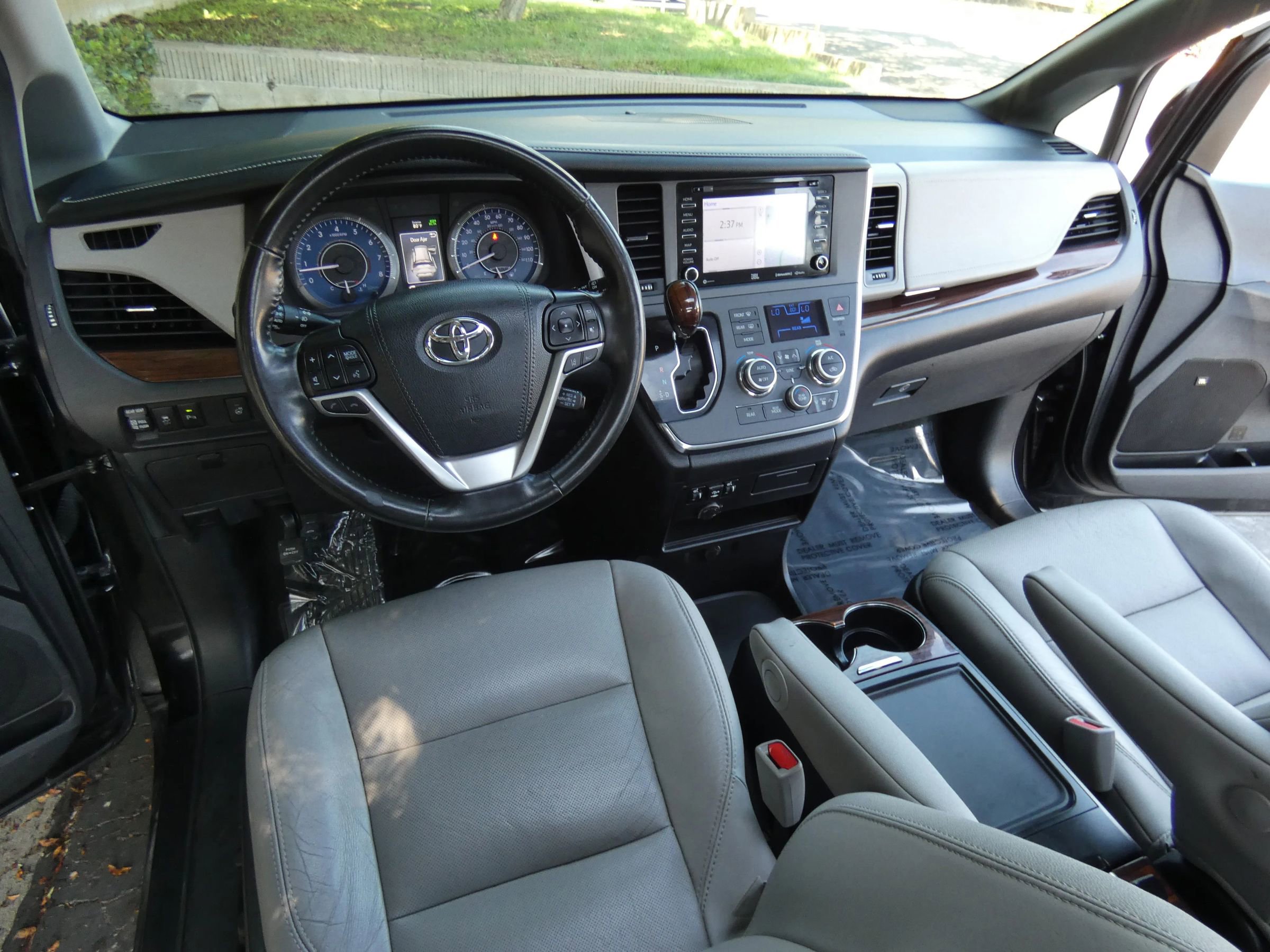 Used 2018 Toyota Sienna Limited image 21