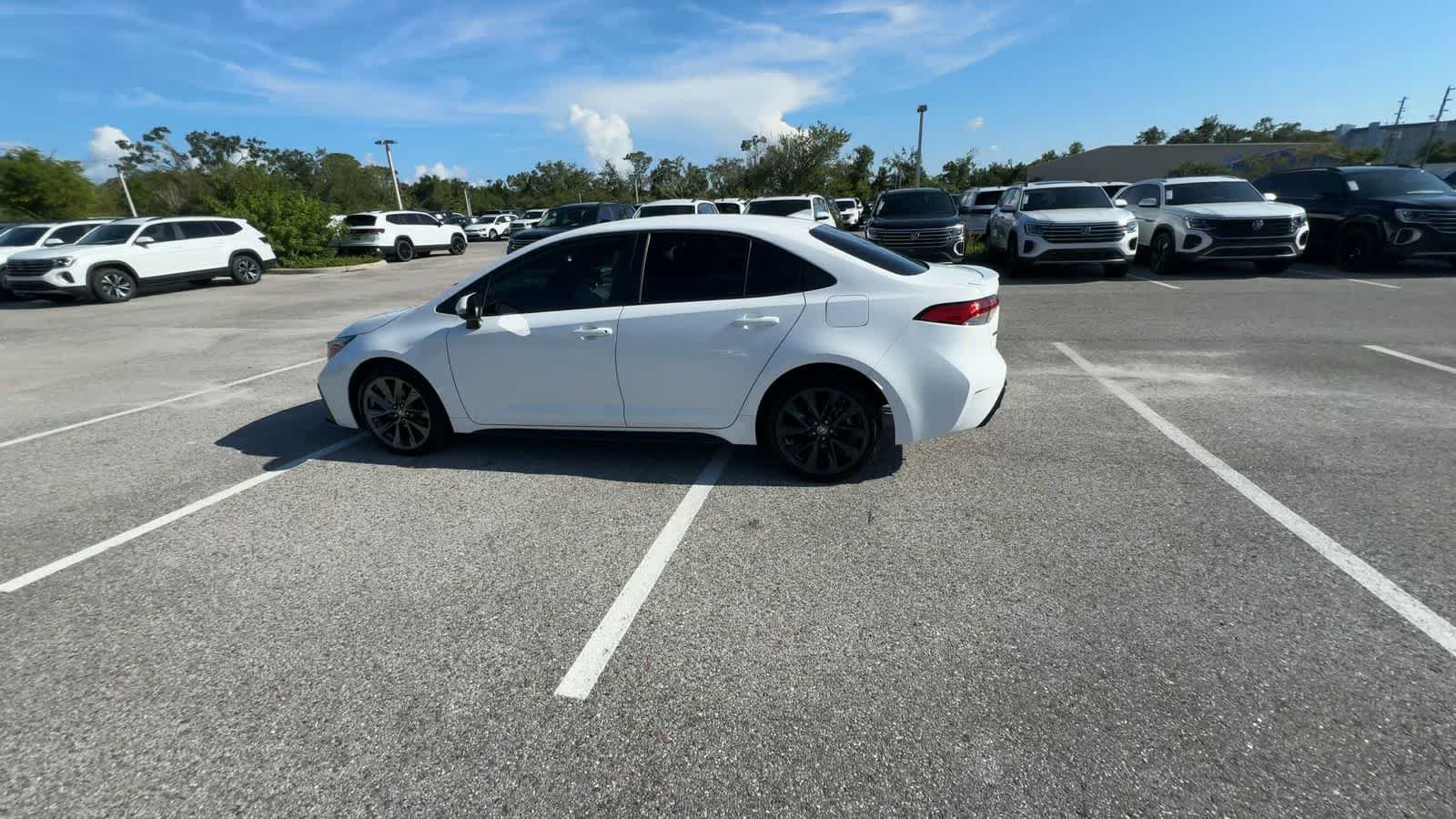 Used 2023 Toyota Corolla SE FWD image 5